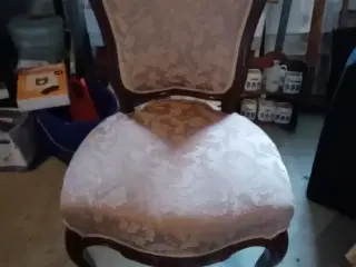 Lyserød Stol med hjul på de forreste ben