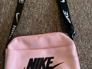 Lyserød Nike skuldertaske / crossbody taske