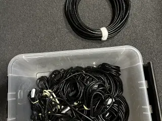 USB, HDMI, POWER og andre kabler.