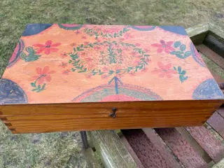 Trææske med 4 rum. 