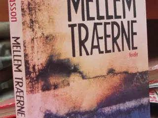 Mellem Træerne af Gyrdir Eliasson
