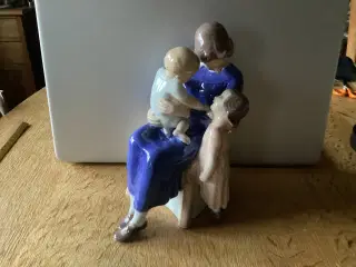 Siddende mor med 2 børn