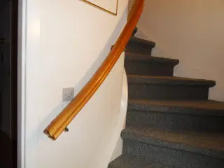 Gelænder til trappe mellem 2 etager.