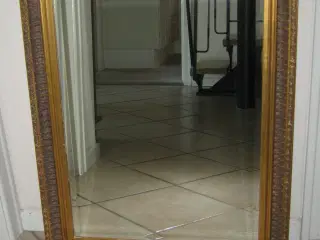 Spejl med guldramme.