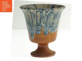 Keramisk vase på fod (str. Ø. 10 cm. længde. 11 cm)