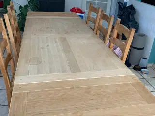 Spisebord med stole