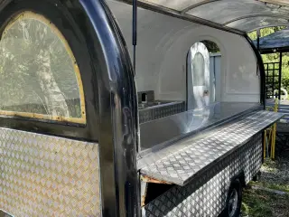 Foodtruck, salgsvogn med aludørk gulv mm.
