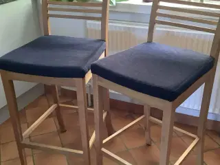 2 barstole i eg og gråt stof. Samlet pris