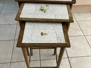 Kakkelborde med blomster