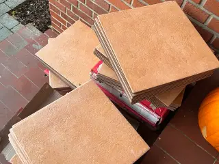 37 kvm klinker 33x33 cm