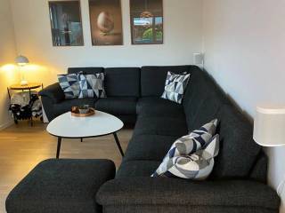 Scandinavian hjørnesofa i stof sælges - giv et bud