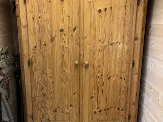 Antikt karlekammerskab