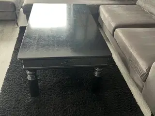 Sort tæppe til under sofabord