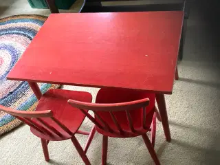 Børnemøbler, bord, bænk og 2 stole