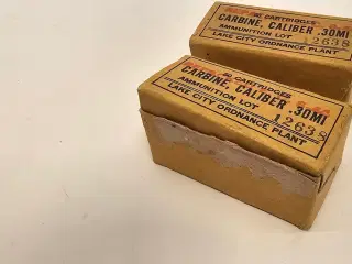 2 originale æsker med US 30 Carbine patroner. 