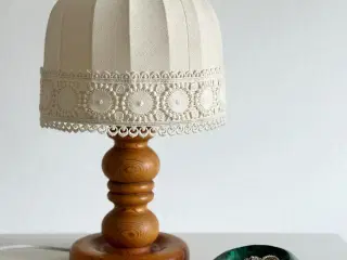 Bordlampe af træ, med råhvid skærm
