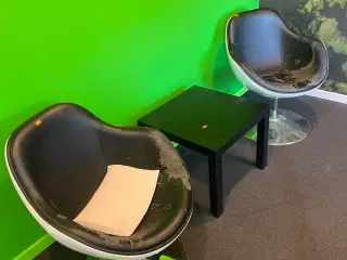 2 stk. drejebare lænestole, hvid ramme m. sort kunstlæder og sofabord