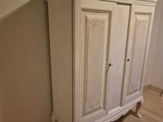 Smukt skab m/4 hylder