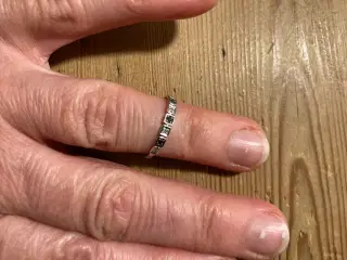 Hvidguld ring med diamanter