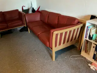 Sofasæt i lystræ med rød læder hynder