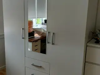 Vellerup garderobeskab, står som nyt 