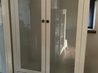 Vitrine med glashylder