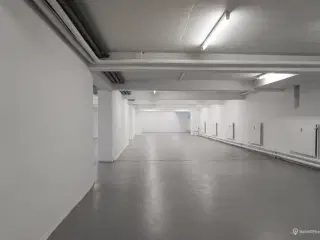 Rummeligt lager med to indgangsporte og central beliggenhed i Herlev