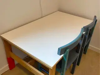 Børnebord fra IKEA med 2 stole i træ