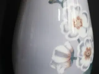 Vase med hvide blomster, Bing og Grøndahl