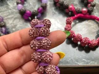 Nye knyttede armbånd