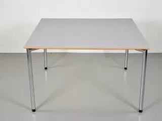 Randers radius kantinebord med grå plade og krom stel