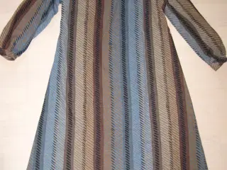 Langærmet brun / blå kjole
