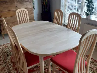 Sæbebehandlet spisebord med 8 stole