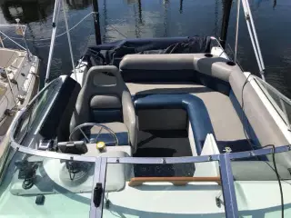 Rinker Fiesta Vee 260 (nu på land)