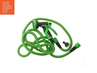 Grøn haveslange med spraydyse