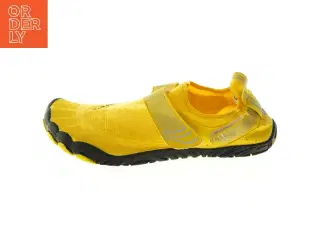 Gule barfodsko fra Sports (str. 45 )