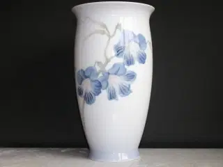 Vase med blå blomster, Bing og Grøndahl