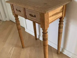 Entrébord eller pyntebord i stue i afsyret egetræ