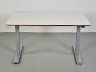 Scan office hæve-/sænkebord med hvid laminat og kabelbakke, 120 cm.