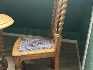 Engelsk spidsebord med 4 stole