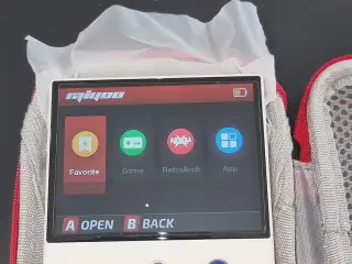 Miyoo Mini Plus håndholdt spilkonsol i hvid farve.