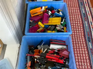Tre kasser med Lego