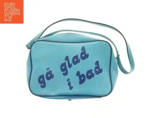 Blå skuldertaske med tekst 'gå glad i bad' (str. 40 x 28 x 10 cm)