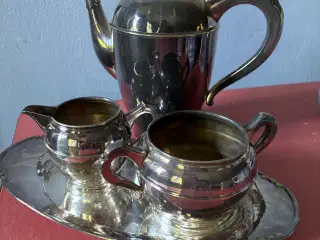 Kaffekande, flødekande, sukkerskål på bakke i sølv