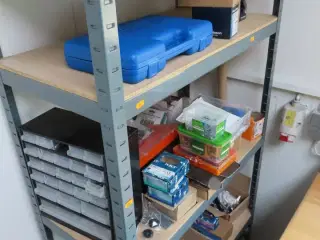 Reol med indhold (Se billeder)