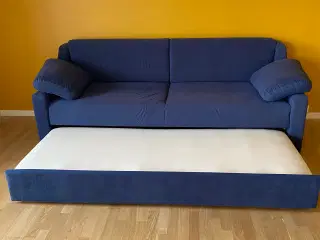 Sovesofa af blå fløjsagtig stof 