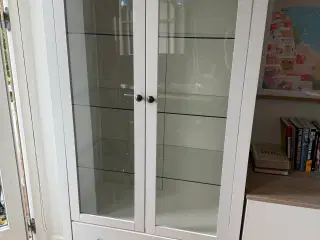 Pænt vitrineskab 