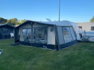 Flot fortelt til campingvognen 