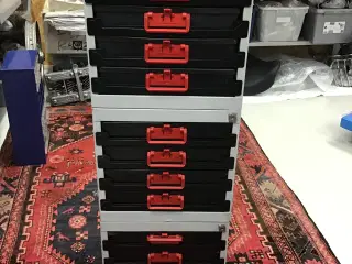 3 stk Wurth stålskabe med fire skuffer i hver.