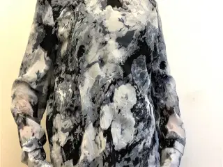 SKJORTE / TUNIKA med feminine detaljer